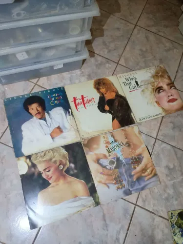 Discos de vinil Madonna Lionel Richie e Tina Turner