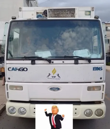 Cargo 816 baú refrigerado