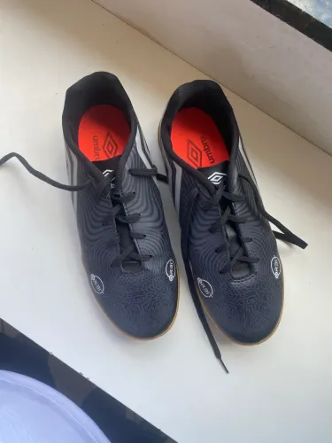 Chuteira umbro preto