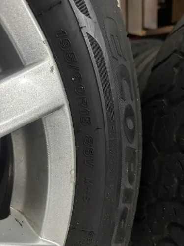 Rodas de Spacefox 2014 com pneus Bridgestone 