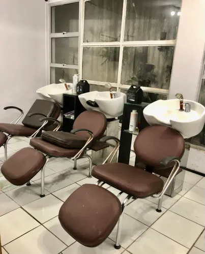 Lavatórios com Cuba de porcelana com descanso de pernas