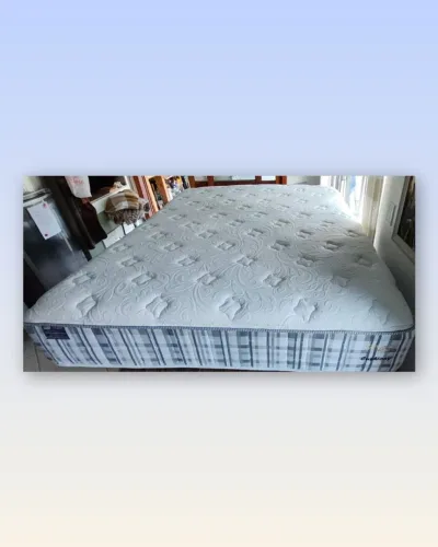 Colchão Queen Vivar: molas ensacadas com pillow top confortável.