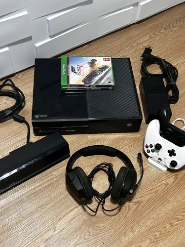Xbox One 500GB + Volante Logitech + Pedal + Suporte + Kinect + 2 Controles