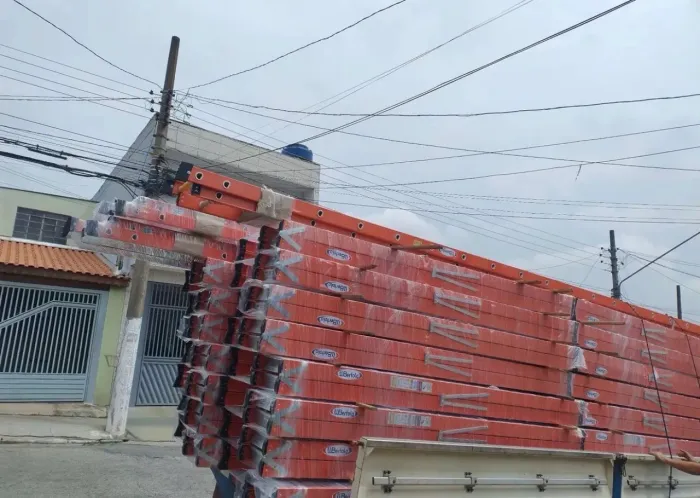     ESCADAS EXTENSÍVEIS PARA TODO TIPO DE SERVIÇO