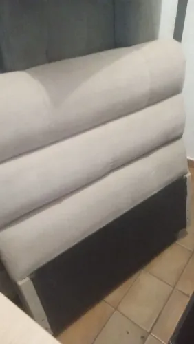 CABECEIRA DE CAMA DE SOLTEIRO - ESTOFADA está semi nova entrego tenho outros móveis