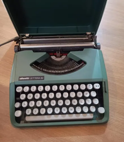 A maquina de escrever Olivetti lettera 82