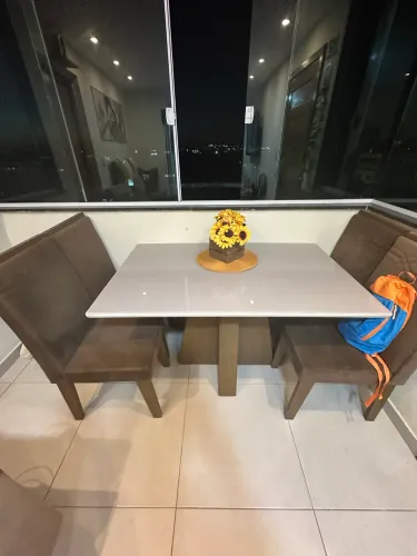 VENDO MESA COM 4 CADEIRAS