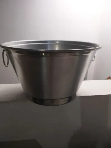 Balde de gelo e cerveja