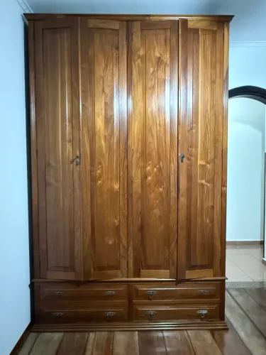 Guarda-roupa Madeira Maciça de Lei - 2 Portas e 4 Gavetas - Excelente estado