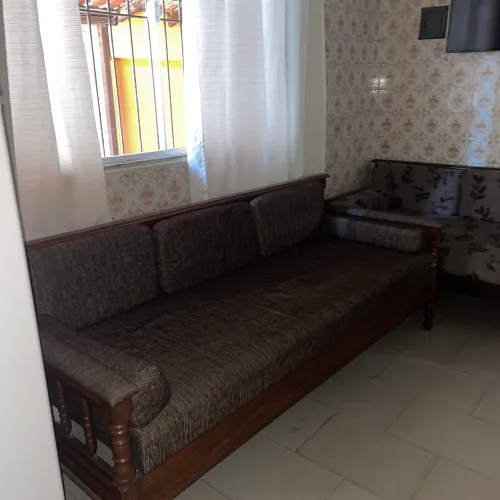 Vendo 2 Sofás de madeira