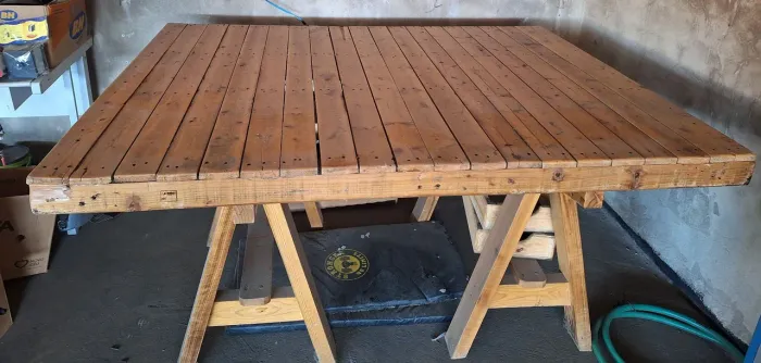 Mesa feita de pallets envernizado, 1.70x1.30 metros