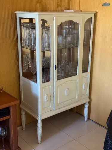 Cristaleira antiga em madeira maciça com portas de vidro - Vintage/Clássica