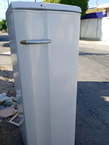 Geladeira Esmaltec palito bem conservada e funcionando tudo certinho