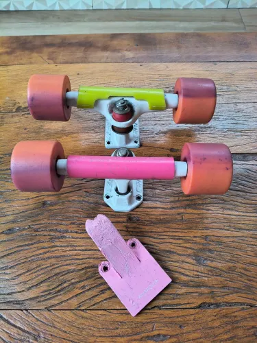 Skate antigo Old School Truck Crazy e Rodas N Dogtown Powell Peralta