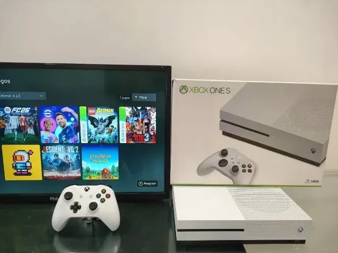 Xbox One S na Caixa + Controle Original + Jogos Digitais + Cabos + 500 GB. Parc. Até 12x
