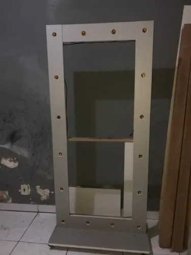 Suporte de espelho com entrada para luz.