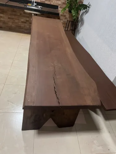MESA NO JATOBÁ, 2.90x0.70 E BANCOS DE ANGICO 3.00x0.40. 