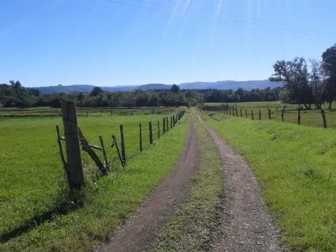 Sitio com 15 hectares, casa de madeira e galpão