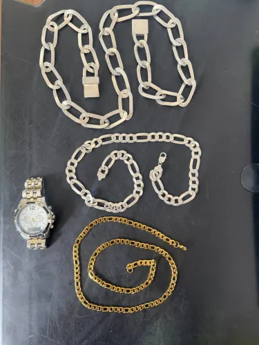2 cordão prata + 1 relógio Potenzia + 1 corrente de ouro