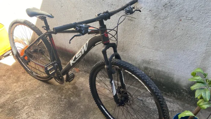 Bike de trilha zera só remenda o pneu de trazeiro