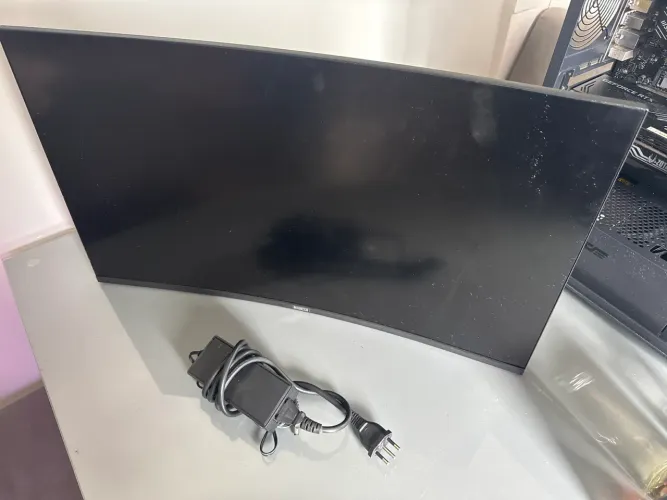 Monitor 240hz curvo com defeito