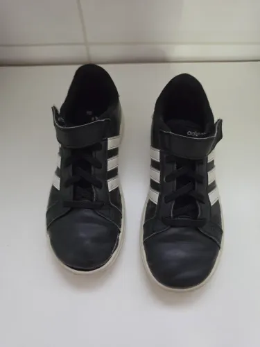 Tenis adidas tamanho 30.