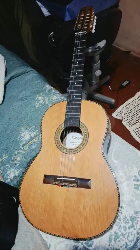 Vende-se viola caipira presença Brasil