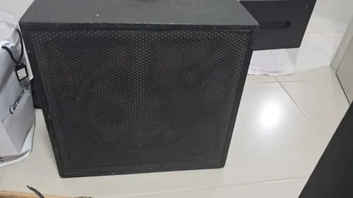 Vendo Gabinete para alto falante de 15 polegadas
