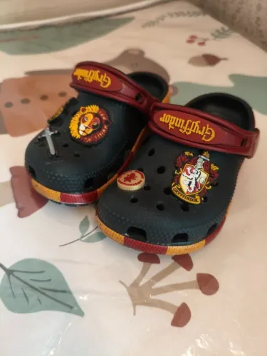 sandália crocs grifinória classic clog infantil multi - tamanho 23/24
