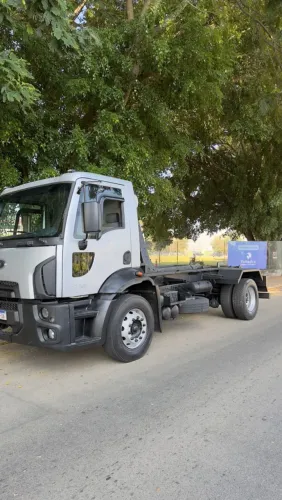Ford Cargo 1723 ano 2013 Diesel com Roll-on - Pronto para Trabalhar 