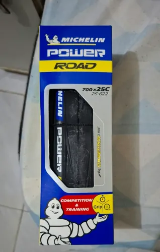 MICHELIN POWeR ROAD<br>700x25C 25-622<br>HELIN<br>COMPETITIONLIN<br>Nam<br>COMPETITION & TRAINING Grip