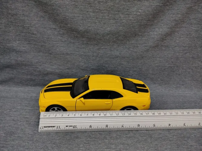 Carro colecionável Camaro amarelo Maisto 1:24