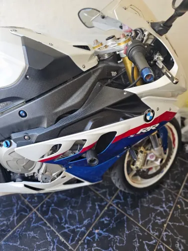 Vendo moto BMW S1000RR em perfeitas condições e revisada. Acessórios originais.