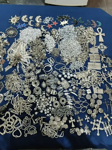 Peças prateadas , variadas para montar bijuterias