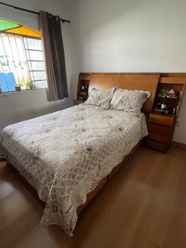 Cama de Casal Madeira Maciça Completa com Cabeceira, 14 Gavetas, Baú e Luz Embutida