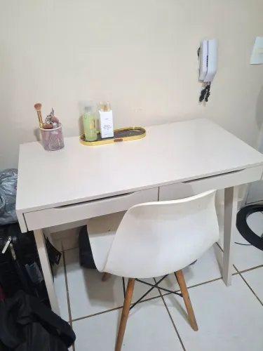 Mesa de estudo com cadeira