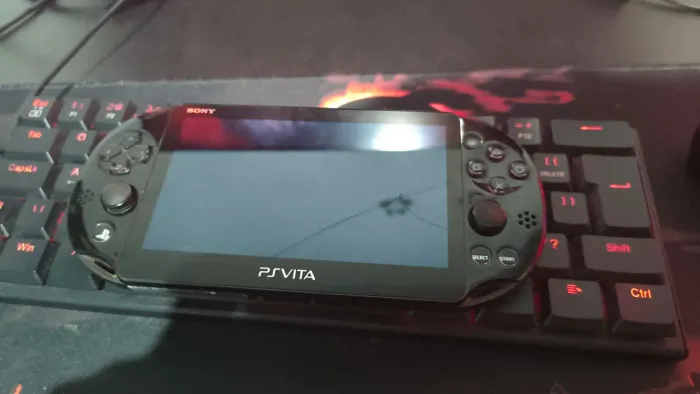 PS Vita Desbloqueado + Cartão 64GB com Jogos - Pronto para Jogar