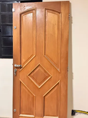Porta de madeira para sala conservada