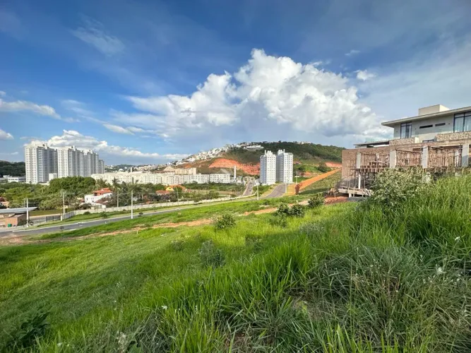 Lote com 438m² a venda no Condomínio Reserva São Pedro em Juiz de Fora
