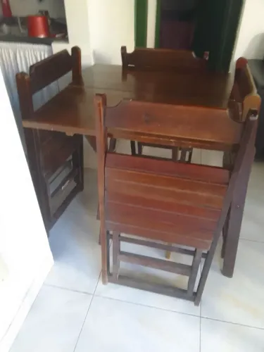 Mesa com 4 cadeiras de madeira