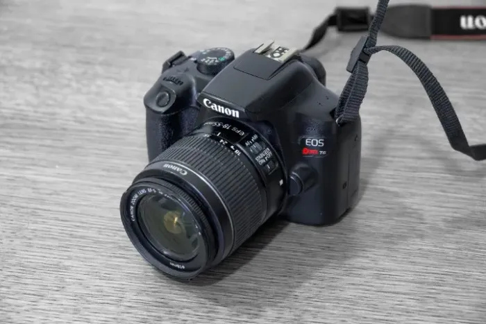 Camera DSLR Canon EOS Rebel T6 Lente 18-55mm IS II Wi-Fi 7.300 Cliques C1107