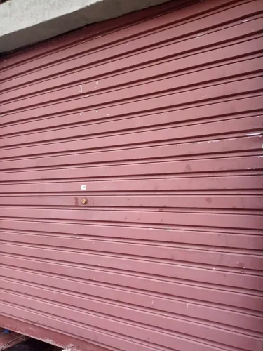 Porta galvanizada de enrolar completa.