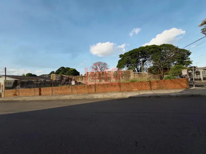 Terreno de esquina à venda no Jardim Liberdade, em Maringá.