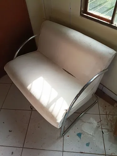 Sofá Dois Lugares Branco com Suporte em Inox