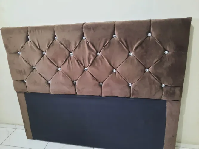 Vende-se cabeceira de cama king marrom 1,65 compri 1,27 larg valor 250 reais