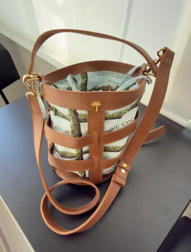 bolsa é um modelo de bucket da marca Agua de coco nova