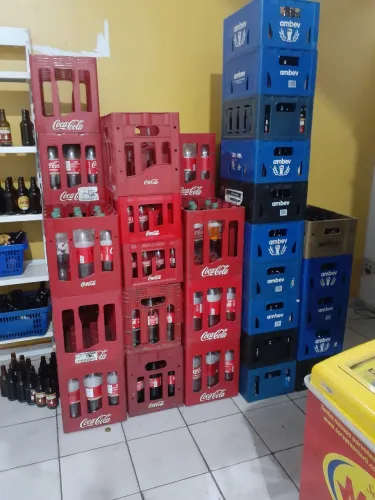 Engradados de cerveja e Coca-Cola