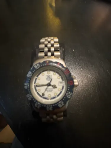 Relógio Tag Heuer Formula 1 35mm mostrador branco e azul