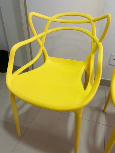 Cadeira amarela moderna