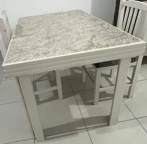 Mesa de 4 lugares (não acompanha as cadeiras) Aceito cartão (tem o juros da maquininha)